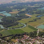 51 Esclavolles-Lurey_La Seine méandre dans son lit majeur parmi les bois, les champs et les sablières - les villages ont r